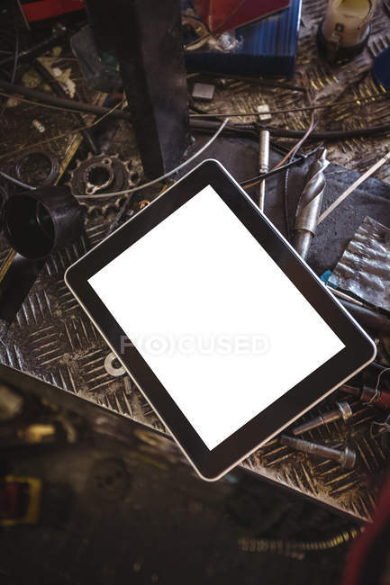 Tablet digital e ferramentas na bancada da oficina — Fotografia de Stock