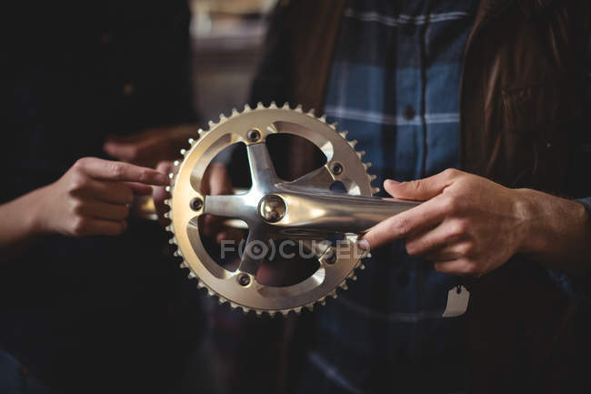 Metà sezione di meccanica riparazione bicicletta in officina — Foto stock