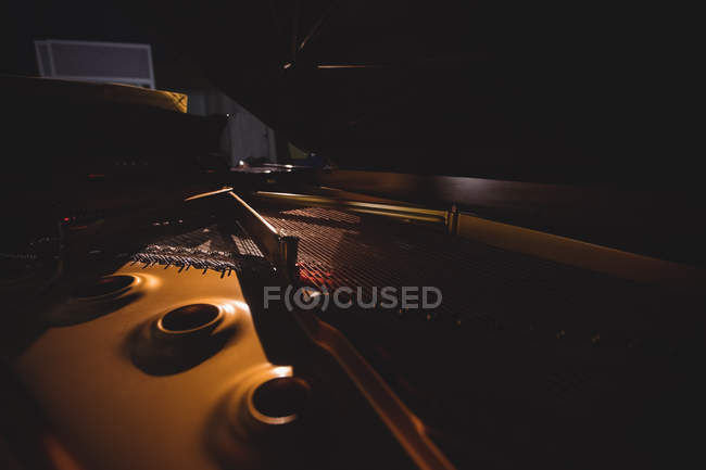 Close-up de instrumento de piano em um estúdio — Fotografia de Stock