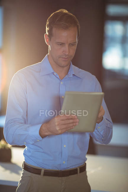 Uomo d'affari che utilizza il tablet digitale in ufficio — Foto stock