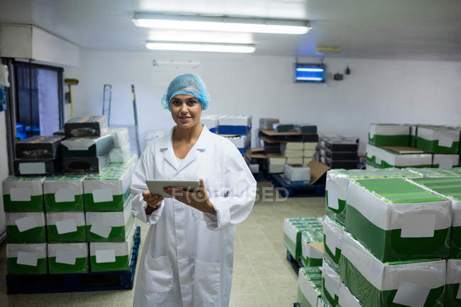 Trabalhadora feminina usando tablet digital na fábrica de ovos — Fotografia de Stock