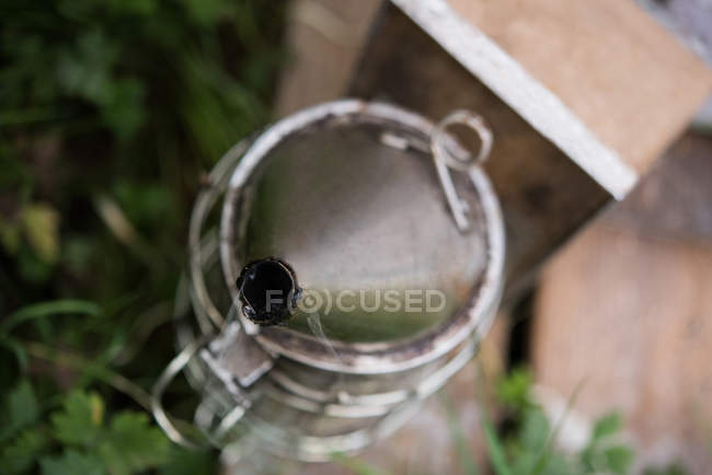 Primer plano del fumador de abejas en el jardín colmenar - foto de stock