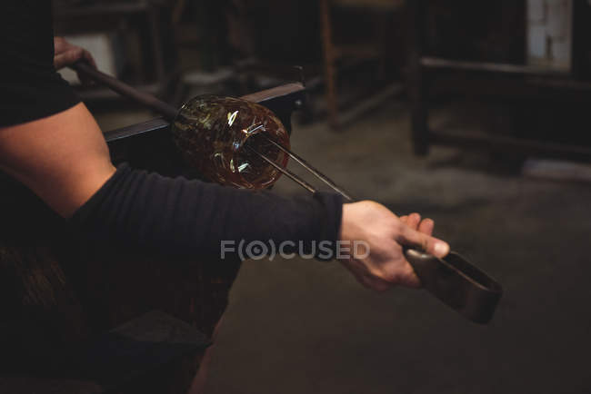 Обрізане зображення скла, що формує розплавлене скло на скляній фабриці — стокове фото