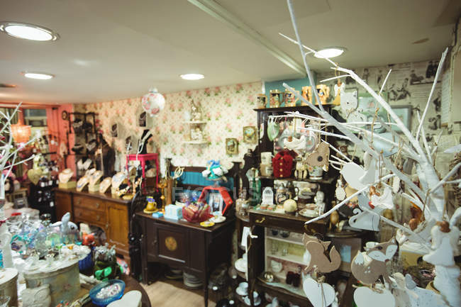 Varios equipos de decoración vintage en la tienda de antigüedades - foto de stock