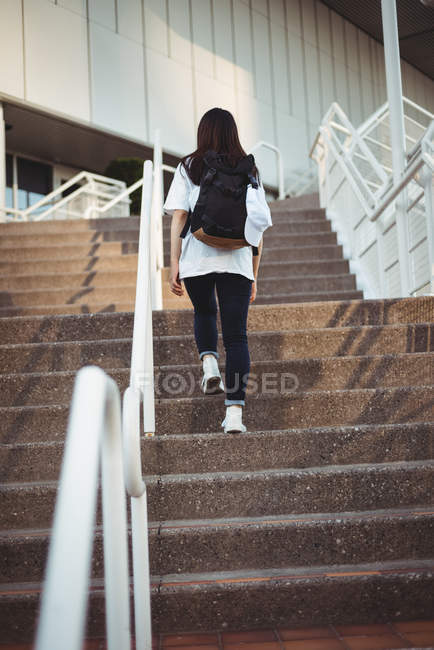 Vista posteriore della donna che sale le scale — Foto stock