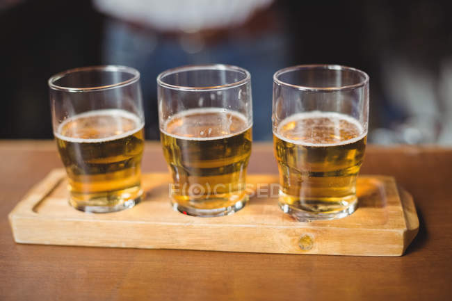 Закри пива келихи на панелі лічильника в бар — стокове фото