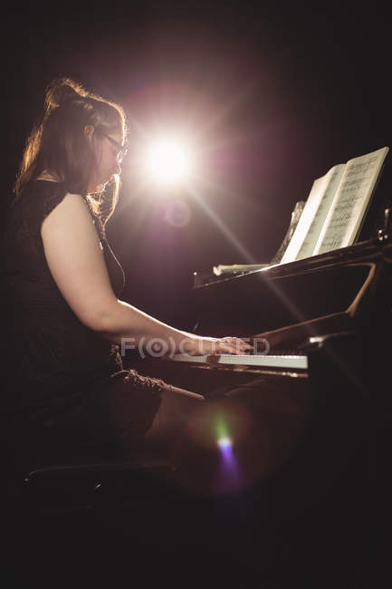 Mulher tocando piano no estúdio de música — Fotografia de Stock