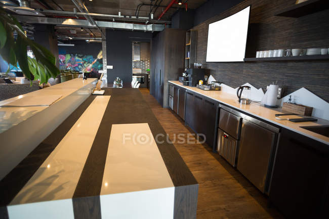 Blick auf leere Cafeteria im Büro — Stockfoto