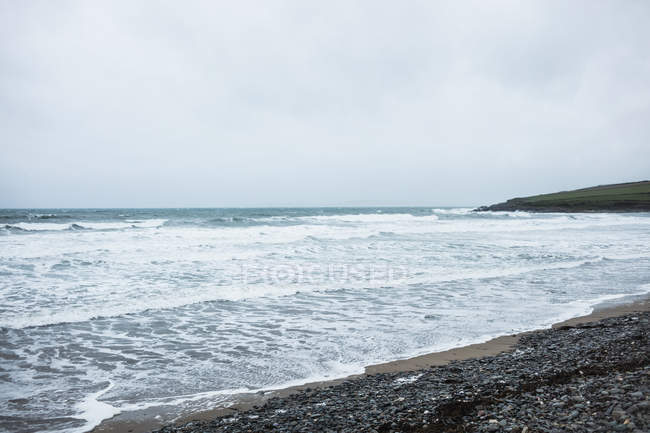 Blick auf Wellen an der Küste während des Tages — Stockfoto