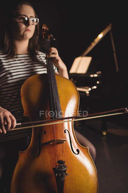 Studentin spielt Kontrabass im Studio — Stockfoto