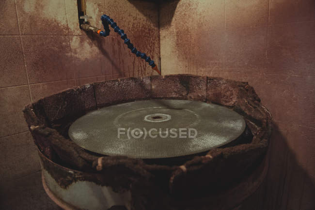 Close-up da roda de polimento de vidro na fábrica de sopro de vidro — Fotografia de Stock