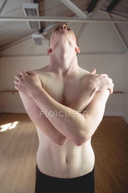 Bailarino praticando dança de balé em estúdio e olhando para cima — Fotografia de Stock
