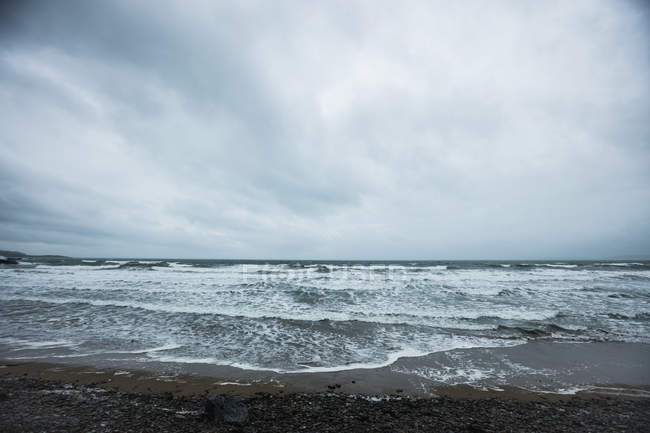 Vista das ondas no litoral durante o dia — Fotografia de Stock
