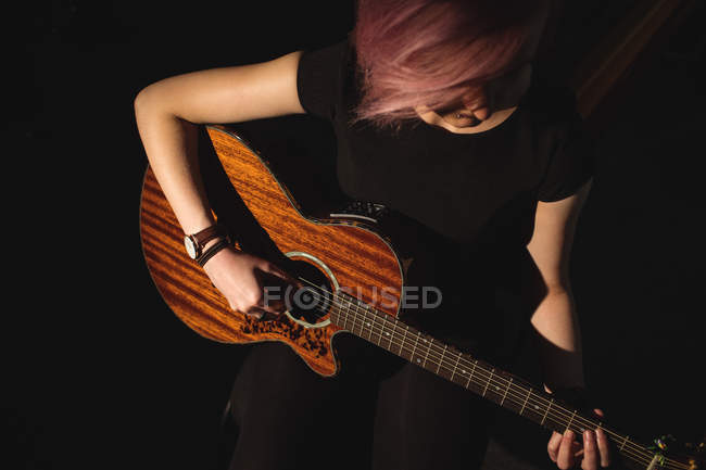 Mulher tocando guitarra na escola de música — Fotografia de Stock