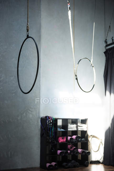 Des cerceaux de gymnastique suspendus dans un studio de fitness — Photo de stock