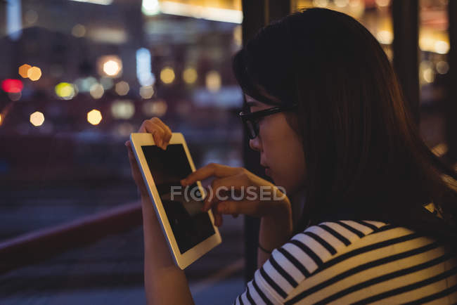 Attentif jeune femme en utilisant une tablette numérique — Photo de stock