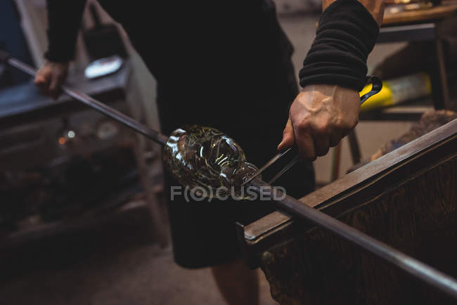 Immagine ritagliata di vetro soffiatore modellare vetro fuso in fabbrica di soffiaggio del vetro — Foto stock