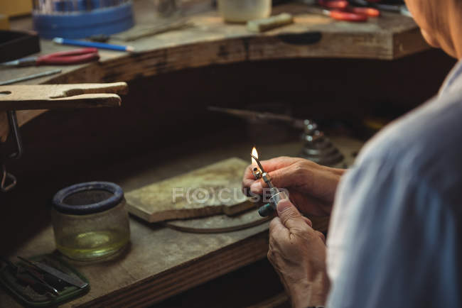Handwerkerin zündet Fackel in Werkstatt an — Stockfoto