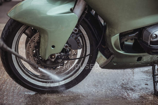 Motorradwaschen mit Hochdruckreiniger in der Werkstatt — Stockfoto