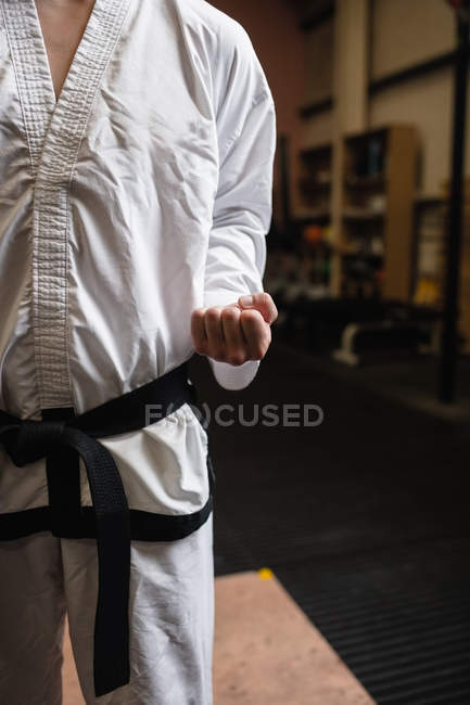 Mittelteil des Mannes im Kimono-Karate steht im Fitnessstudio — Stockfoto