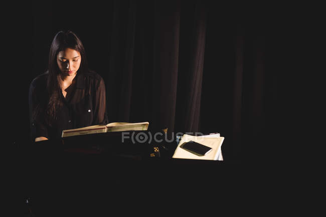 Mulher bonita tocando um piano no estúdio de música — Fotografia de Stock