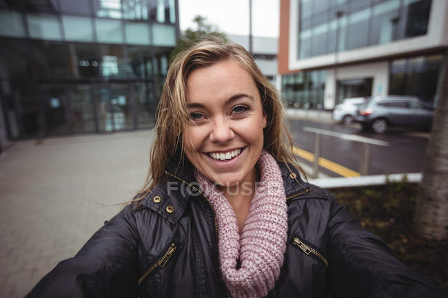 Cámara punto de vista de la hermosa mujer sonriendo en la calle - foto de stock