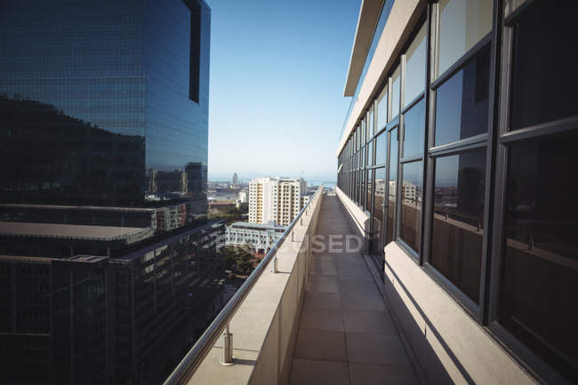 Balcón de un moderno edificio de oficinas - foto de stock