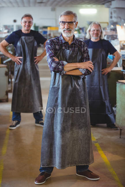 Retrato de sopradores de vidro com braços cruzados na fábrica de sopro de vidro — Fotografia de Stock