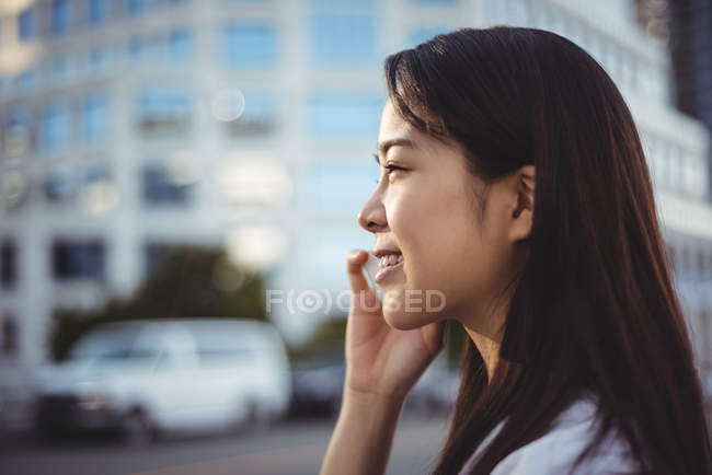Крупним планом молода жінка розмовляє на мобільному телефоні — стокове фото
