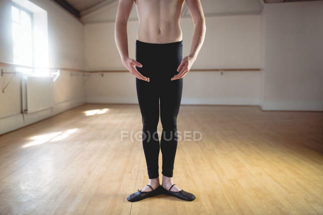 Sezione bassa di Ballerino che pratica danza classica in studio — Foto stock
