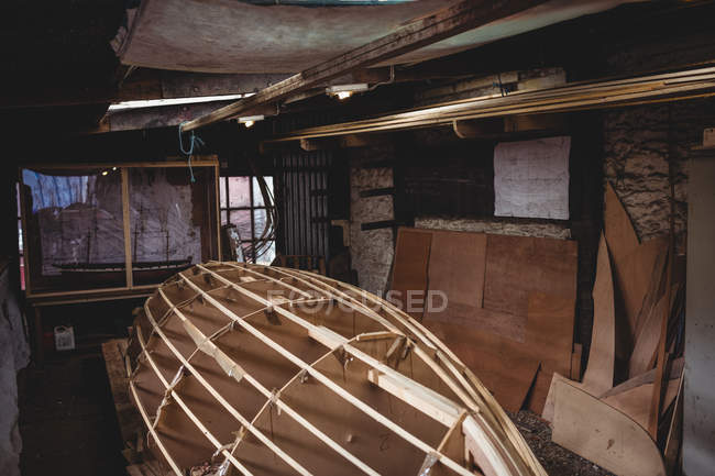 Деревянная лодка в стадии строительства на верфи — стоковое фото