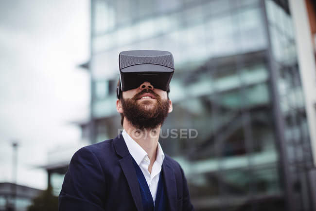 Бізнесмен використовує гарнітуру віртуальної реальності за межами офісу — стокове фото