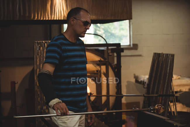 Стеклодув формы расплавленного стекла на заводе стеклодувки — стоковое фото