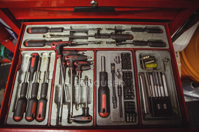 Kfz-Werkzeuge in Werkzeugkiste in Werkstatt gestellt — Stockfoto