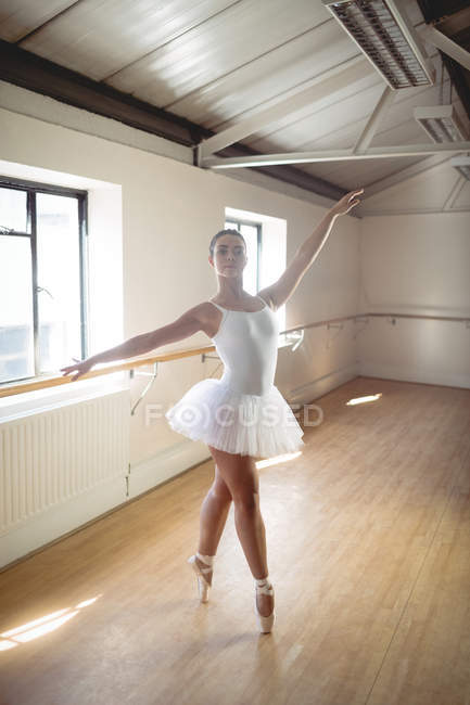 Schöne kaukasische Ballerina übt Balletttanz im Studio — Stockfoto