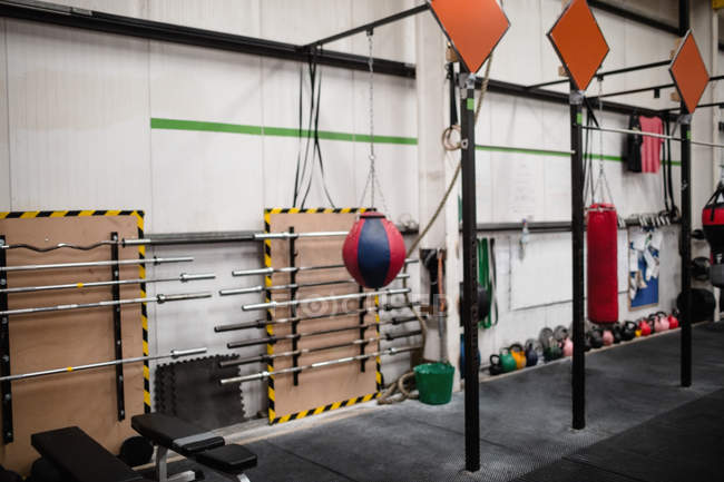 Saco de perfuração para boxe no estúdio de fitness — Fotografia de Stock