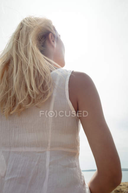 Vista de ángulo bajo de la mujer rubia despreocupada en el día soleado - foto de stock