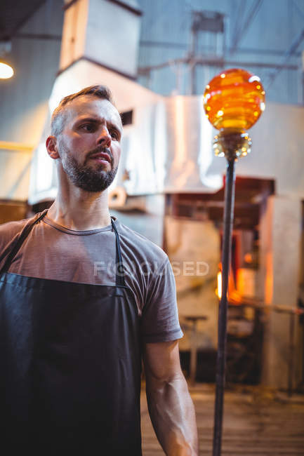 Ventilador de vidro moldando um vidro fundido na fábrica de sopro de vidro — Fotografia de Stock