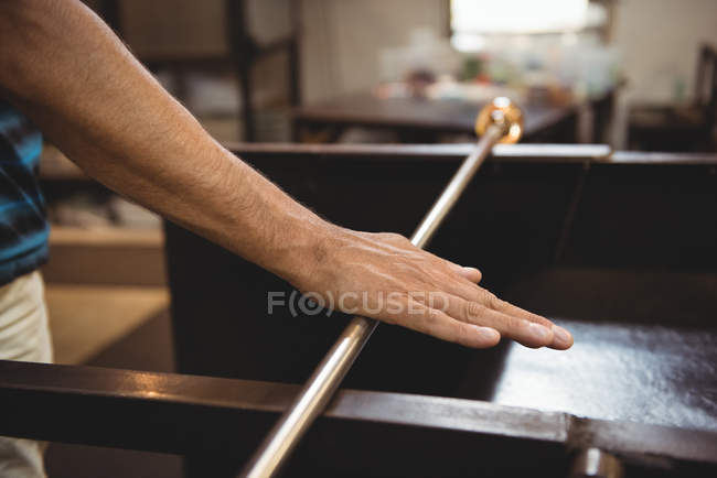 Формирование и формование стеклодувов на стекольном заводе — стоковое фото