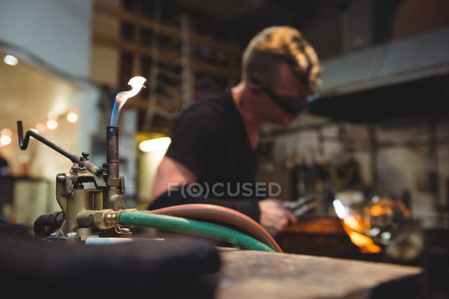 Формування скляного змішувача розплавленого скла на скляній фабриці — стокове фото