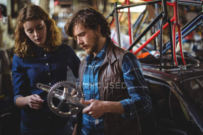 Mecánica de reparación de bicicletas en taller - foto de stock