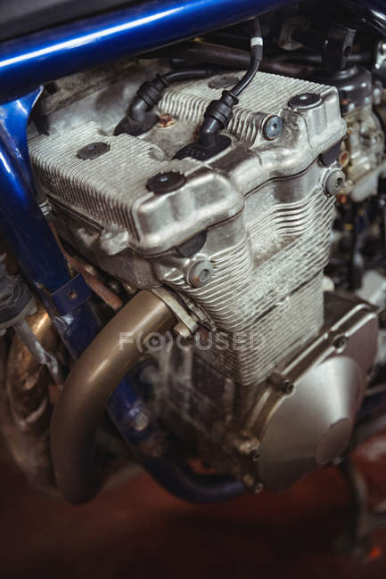 Nahaufnahme des Motorradmotors in der Industriemechanikerwerkstatt — Stockfoto