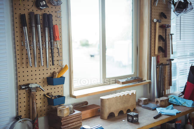 Divers outils et équipements exposés en atelier — Photo de stock