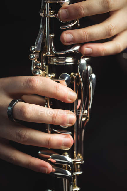Nahaufnahme einer Klarinette spielenden Frau in der Musikschule — Stockfoto