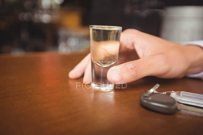Mann mit Tequila-Glas in Theke an Bar geschossen — Stockfoto