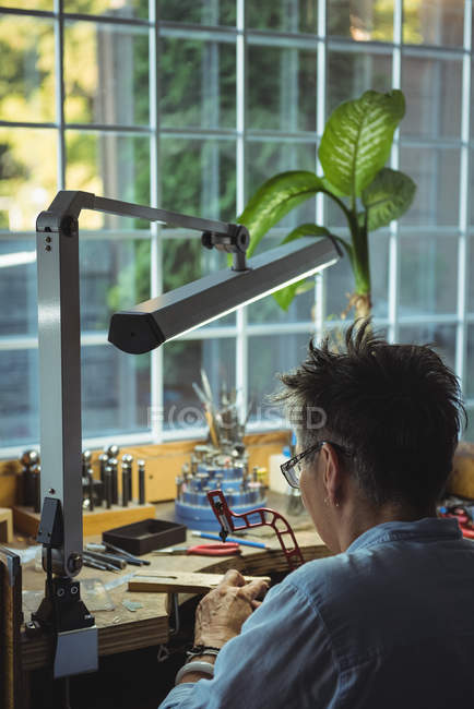 Primo piano dell'artigiana che lavora in officina — Foto stock