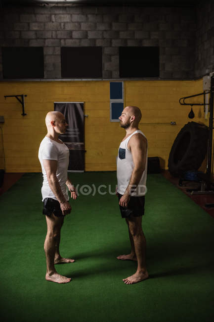Два боксери стоять обличчям до обличчя в тренажерному залі — стокове фото
