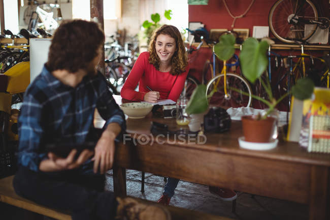Paar interagiert in Werkstatt miteinander — Stockfoto