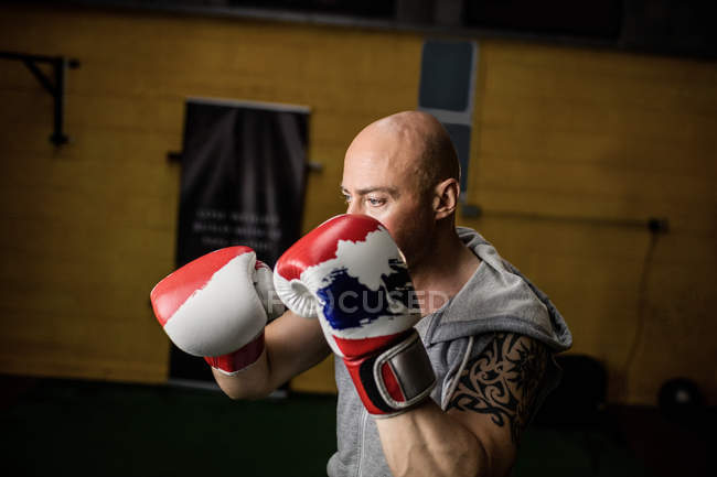 Handsome Thai boxer practicing boxing in gym — Stock Photo