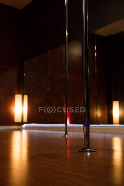 Intérieur du studio de danse moderne pour pole dance avec lumière et miroir — Photo de stock